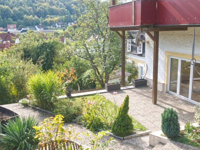 Provisionsfreie 3,5-Zimmer-Terrassenwohnung mit Einbauküche & Ausblick ins Grüne | Muggendorf – Terrasse 2