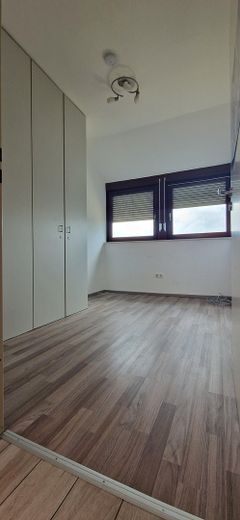 Two-family house – quiet and central with a garden paradise – OG Büro (leer)