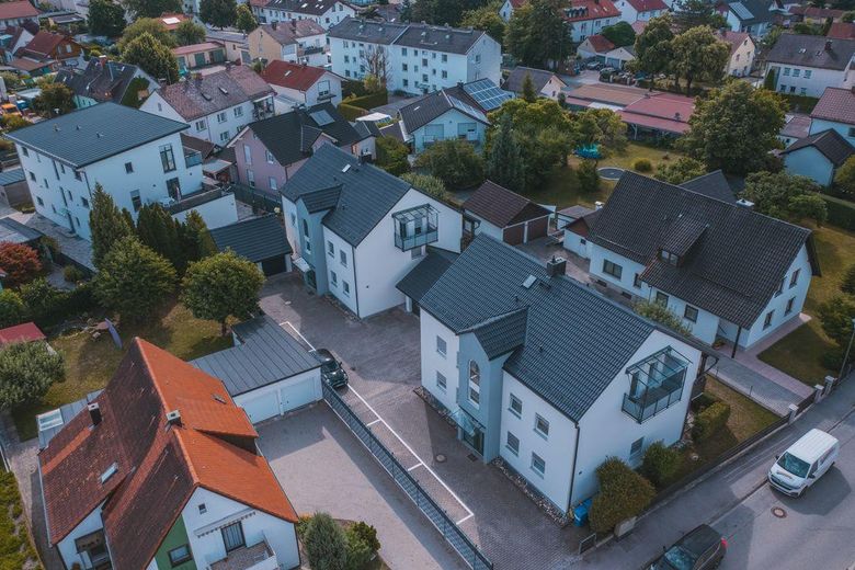 Geschmackvolle 3-Raum-Wohnung mit großem Balkon – Drohnenaufnahme
