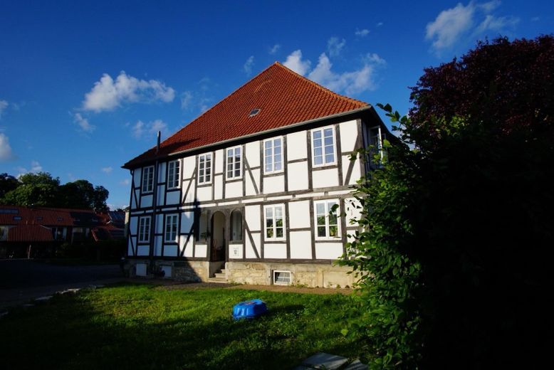 Klejnot u bram Hildesheim: pełne światła, ekskluzywne 4-pokojowe mieszkanie z kuchnią, łazienką i balkonem w dobrach klasztornych – Gutshaus