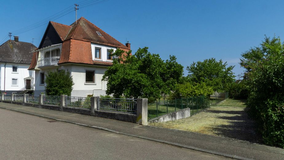 Ek yapılaşma imkânına sahip geniş arsada villa tarzı müstakil ev – Private Einfahrt