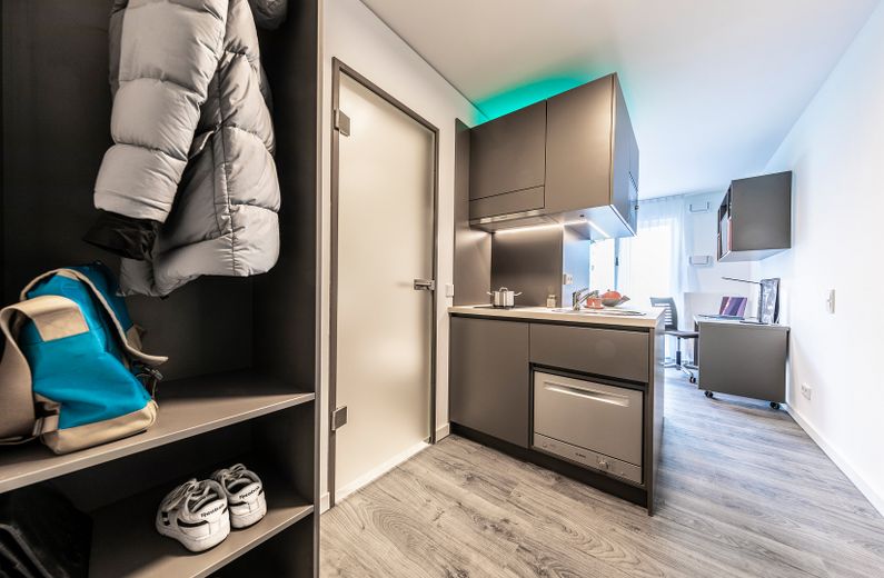 Karl57 – Urban Living & nachhaltige Rendite vereint – Eingangsbereich und Küche 