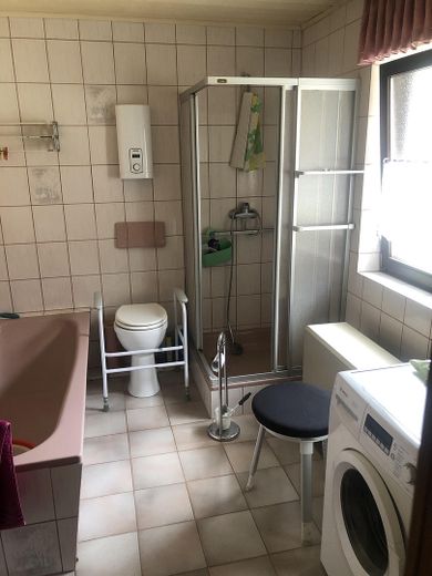 Einfamilienhaus mit Garten und eigenem Bachzugang !! – Bad mit Wanne & Duschkabine