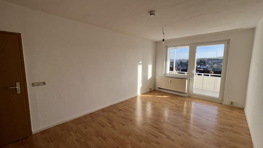 sonnige 3-Raum-Wohnung/Balkon mit Laminat und Einbauküche – Wohnen