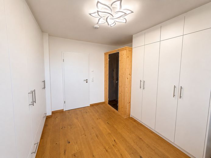 Neuwertiges Reihenendhaus mit modernem Wohnkomfort – Ankleidezimmer mit Infrarotk.