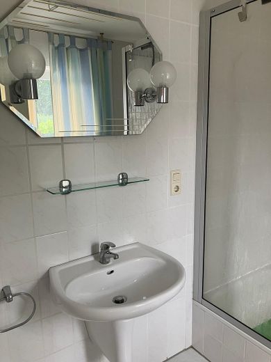 Komfort-Einliegerwohnung im Winkelbungalow mit Balkon in ruhiger Stadtrandlage, von privat – Dusche