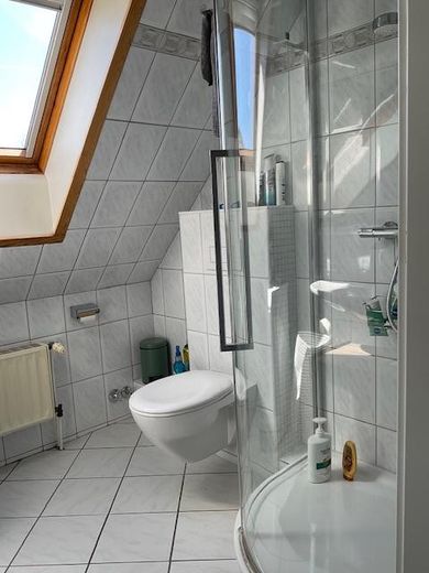 Gepflegtes Einfamilienhaus mit 2 Wohneinheiten in Hamburg-Bergedorf/Alt Nettelnburg – Dusche OG