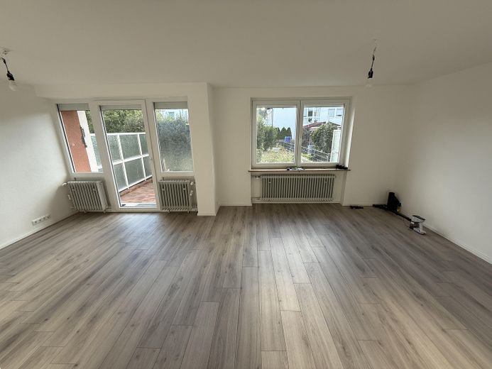 Casa a schiera ristrutturata con finiture di pregio in affitto a Mindelheim – Wohnzimmer / Esszimmer