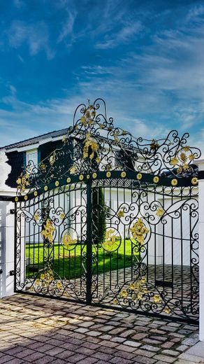 Luxuriöse Marmorvilla am Leading Golf Club Seddiner See - Landhausvilla vor den Toren Berlins – Eingang Anwesen
