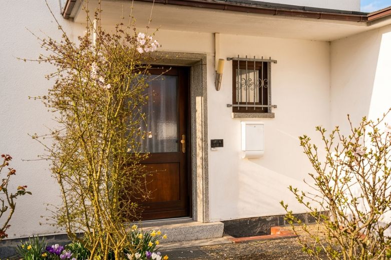 Freistehendes Zweifamilienhaus mit Pool und gewachsenem Garten – Herzlich Willkommen