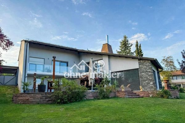 Architect-designed villa with a dream view in a prime location in Hof