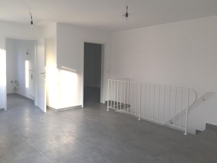 Provisionsfrei: 3 Zimmer Maisonette Gartenwohnung - 79 m² Nutzfläche in guter Lage – Wohnzimmer-2