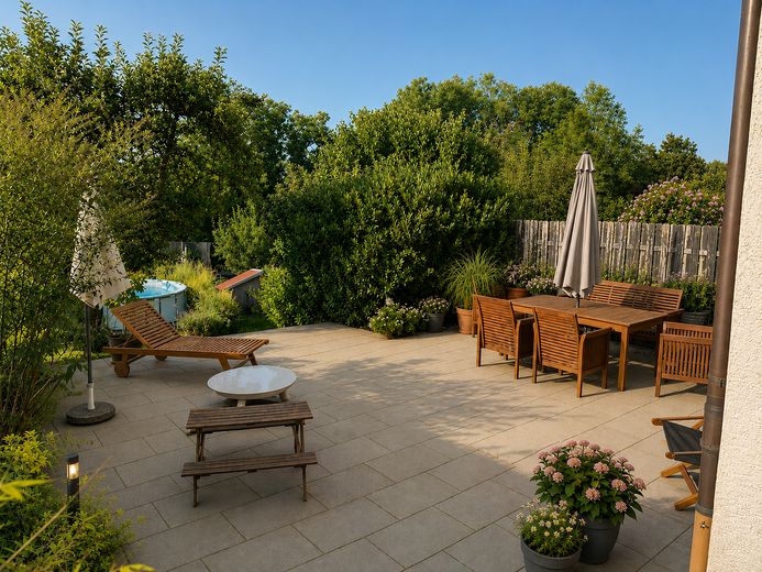 Anschauen. Verlieben. Einziehen. Modernisierte Doppelhaushälfte mit schönem Garten. – Terasse unten