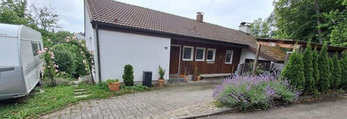 Hayal gibi bir konumda müstakil tek ailelik ev | 1.200 m² arsa | Önü kapanmayan manzara ve büyük potansiyel – Hauseingang Straßenansicht