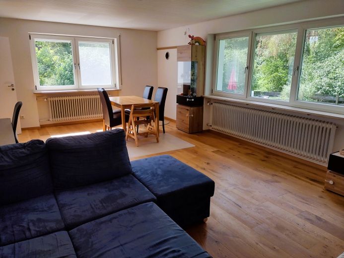 Familienfreundlicher Bungalow mit modernisiertem Wohnbereich und viel Platz im Untergeschoss – Wohnzimmer