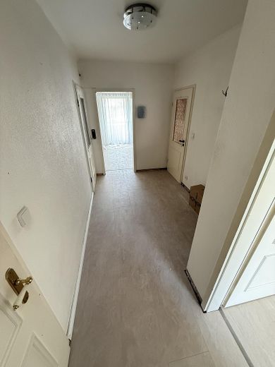 137 m² Maisonette im Zweifamilienhaus – 4 Zimmer, große Wohnküche, 2 Bäder & eigener Eingang – Flur OG / Eingangsbereich
