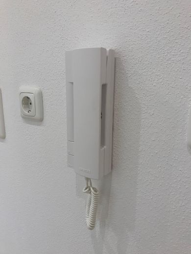 Sanierte 2-Zi-Altbauwohnung mit Einbauküche in Bogen Zentrum (1003) – Gegensprechanlage