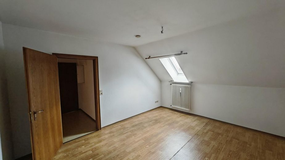 Zentral gelegene 2-Zi-Dachgeschosswohnung Nr. 5 in Oberviechtach – ab sofort frei – Schlafzimmer