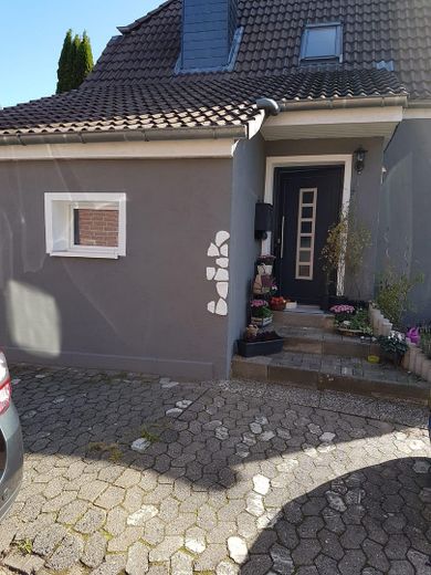 Casa bifamiliare ristrutturata con 992 m² di giardino da sogno – senza provvigione, ideale per famiglie – Eingang