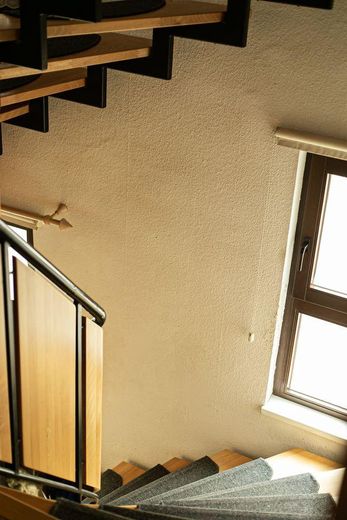 Landhaus Generationenhof mit bis zu 10 ha Land und Bachlauf – Treppenaufgang EG OG 2. OG