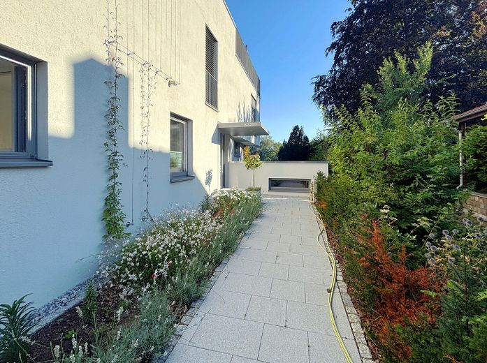 Vistas despejadas de 180° al Spree y vistas a zonas verdes - ático tipo maisonette en casa de tres viviendas – Rampe zum Hauseingang