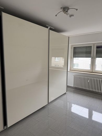 renovierte Wohnung mit Balkon und Blick ins Grüne – Schrank Schlafzimmer