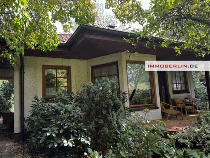 IMMOBERLIN.DE - Urokliwy bungalow z ogrodem od zachodu na przestronnej działce – Zdjęcie 1