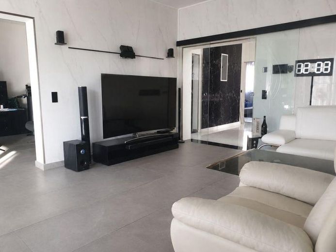127 m² PRIVATES WOHNEN MIT EIGENEM POOL & GARTEN – 2 GARAGEN + 1.920 € KALTMIETEINNAHMEN – Hochparterre Wohnzimmer