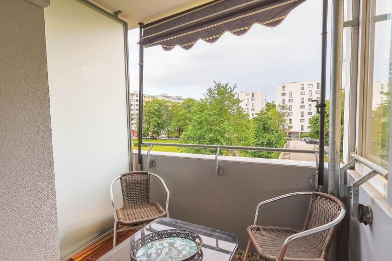Commission-free & immediately available! 3-room apartment with loggia near Ostpark! – große Loggia