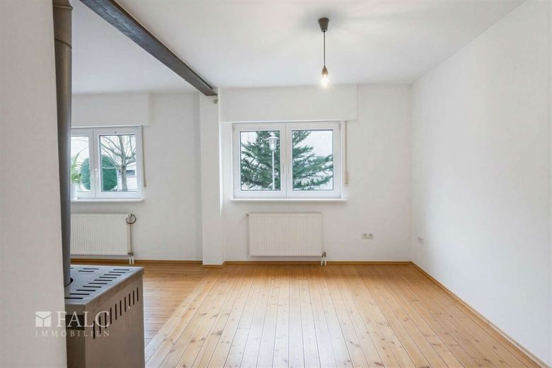 Mehr Raum als man denkt - kleines Haus, großes Grundstück – Wohnzimmer - virt.