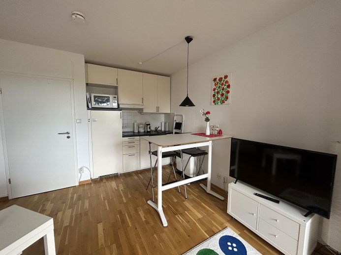 Ankastre mutfaklı, duş banyolu, balkonlu, otoparklı daire; BER ve Freie Universität Berlin yakınında – Küche
