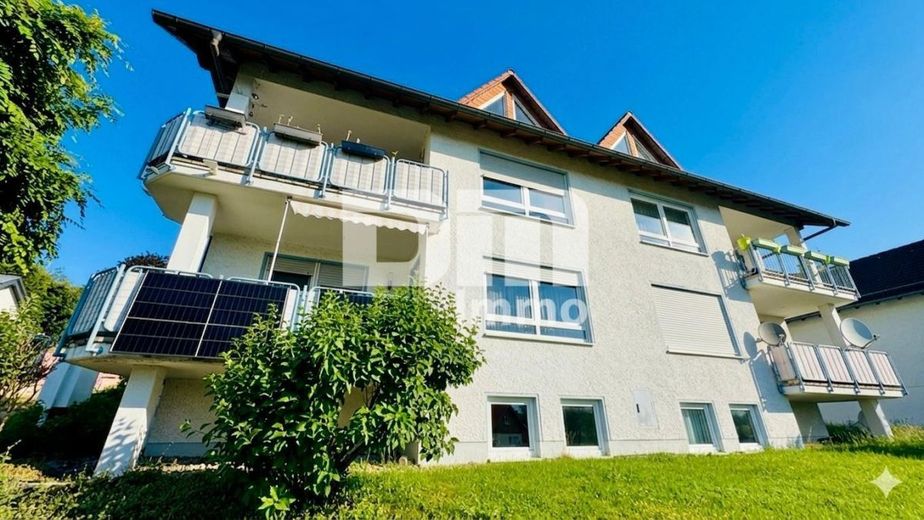 Hochwertig sanierte, ebenerdige Dreizimmerwohnung im EG mit Loggia + PKW-Stellplatz – Frontansicht