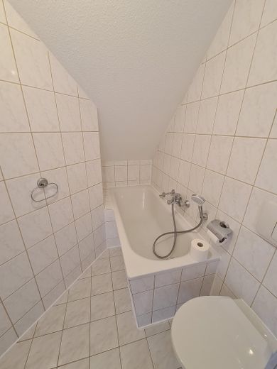 2-Zimmer Dachgeschoss Wohnung – Bad