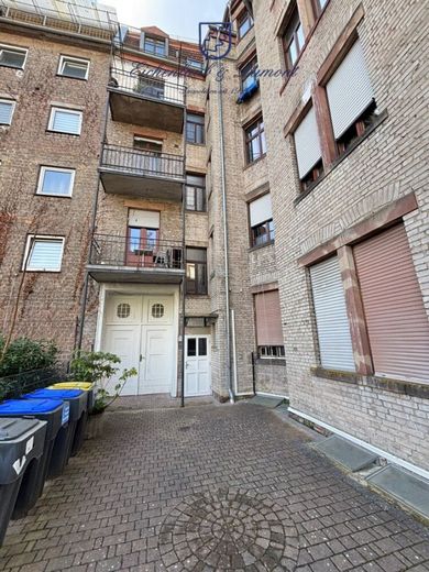 Gepflegte 4-ZKB Altbauwohnung mit Balkon im Regierungsviertel – Gebäuderückseite