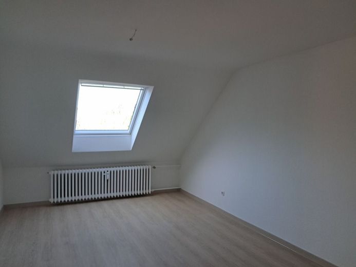 3-Zimmer-Mietwohnung in Holzminden/Neuhaus zu vermieten - Komplett renoviert/teilsaniert in 2025 – Schlafzimmer 2