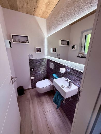 Piękny, niemal nowy dom jednorodzinny na skraju lasu – Gäste WC EG