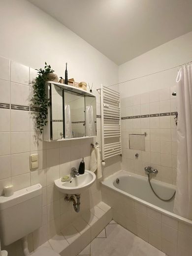 Schöne 2-Zimmer-Wohnung mit Balkon in guter Lage – Bad