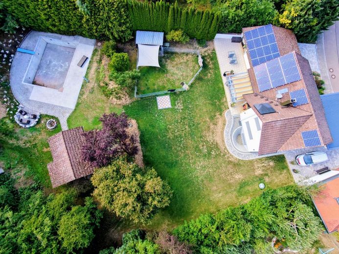 Provisionsfreies Einfamilienhaus in Wittislingen: 2.190m² Traumgrund, Außenpool, Whirlpool & Sauna – Vogelperspektive