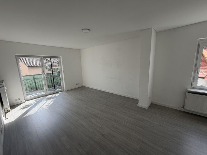 Multi-family house with large lot (3 units), ideal as a multi-generational home, for owner-occupiers or as an investment property – Wohnzimmer Wohnung OG