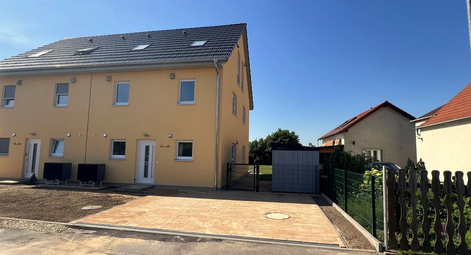 Ruhe mit Blick über Felder: Exklusives wohngesundes Plusenergie-Doppelhaus, S-Bahn fußläufig – Eingang mit 2 Stellplätzen