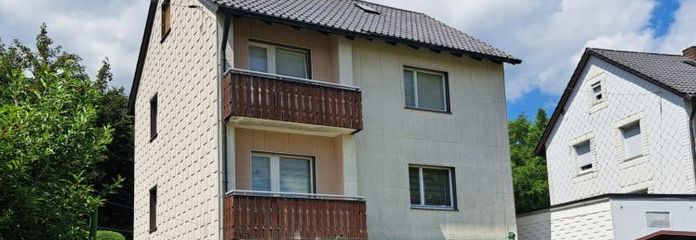 Casa unifamiliare ben tenuta con grandiosa vista sul Frankenwald | 176 m² Wfl./Nfl. | garage e casetta da giardino