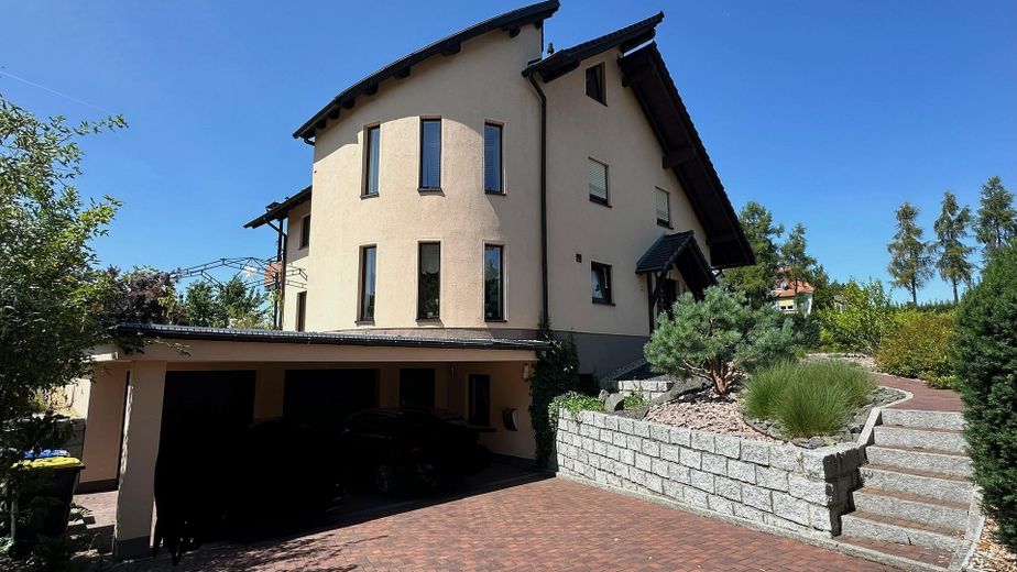 Straordinaria casa unifamiliare moderna con doppio garage – Front mit Einfahrt