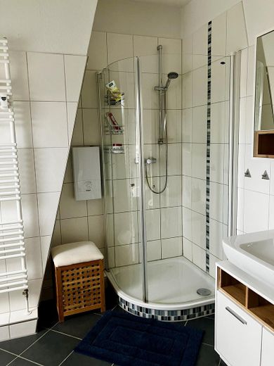 Dusch und Wannenbad im DG