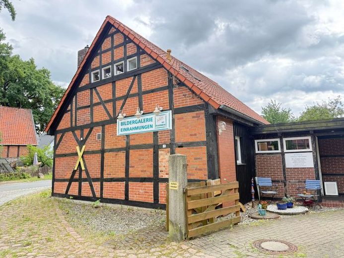 Historischer Charme trifft kreative Arbeitswelten – Modernisiertes Fachwerk-Geschäftshaus – Foto 1