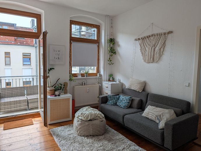 Provisionsfrei: Helle, bezugsfreie 2-Zimmer Altbauwohnung mit Südwest-Balkon im Florakiez – Photo 1