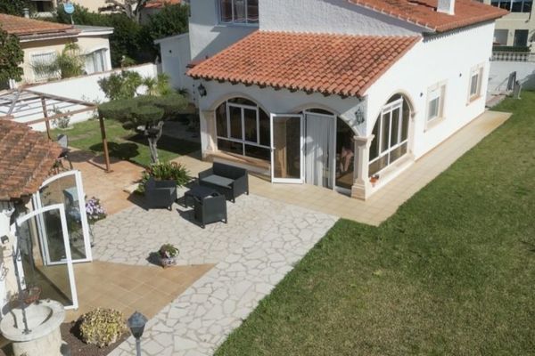 Villa mit 3 Schlafzimmern und 3 Bädern nur 400 Meter vom Strand Les Deveses entfernt