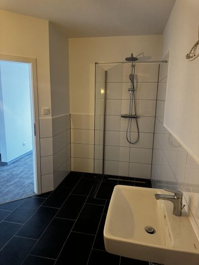 Wohnen mit Stil: Penthouse-Wohnen im Grünen – 4-Zimmer-Dachgeschosswohnung mit ca. 144 m² – Badezimmer Ansicht 2