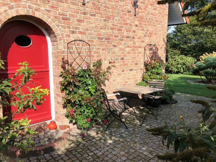 Landhaus "Rose Garden" direkt vor Sylt zu verkaufen! – Ausgang von der Küche