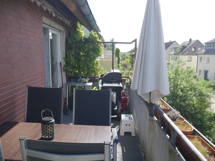 Großzügige Eigentumswohnung im 1. OG mit Studio und Garten – Balkon Esszimmer