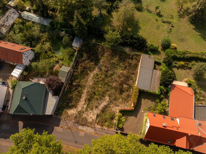 Baugründstück mit Blick auf den Mühlgraben / Saale inkl. Baugenehmigung für Mehrfamilienhaus – Luftbild